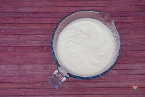 La foto raffigurante la panna montata a neve ben ferma per la preparazione del tiramisù senza uova