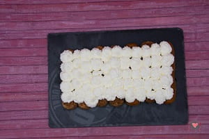 La foto raffigurante le schiumine di panna per la preparazione del tiramisù senza uova