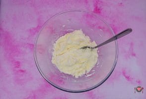 La foto raffigurante la margarina e lo zucchero per la preparazione dei biscotti di pasta frolla