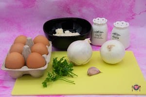 La foto raffigurante tutti gli ingredinti necessari per la preparazione della frittata di cipolle