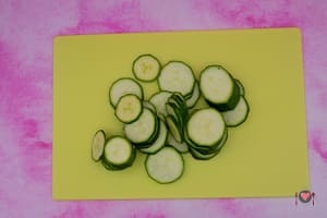 La foto raffigurante le zucchine pulite e tagliate per la preparazione della frittata di zucchine