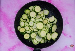 La foto raffigurante gli ingredienti soffritti e le zucchine per la preparazione della frittata di zucchine