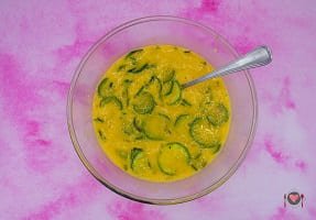 La foto raffigurante le zucchine mescolate con il resto degli ingredienti