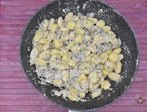 Gnocchi salsiccia e funghi ( tanta bontà in soli 20 minuti )