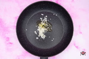 La foto raffigurante la cipolla e l'aglio tritati per la preparazione della pasta con fiori di zucca e tonno