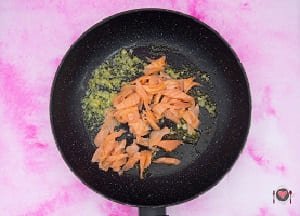 La foto raffigurante il salmone gettato in padella per la preparazione della Pasta salmone e pomodorini