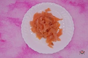 La foto raffigurante il salmone tagliato a strisce per la preparazione della Pasta salmone e pomodorini