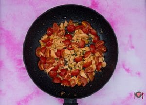 La foto raffigurante i modorini versati in padella con il prezzemolo e regolati di sale e pepe per la preparazione della Pasta salmone e pomodorini