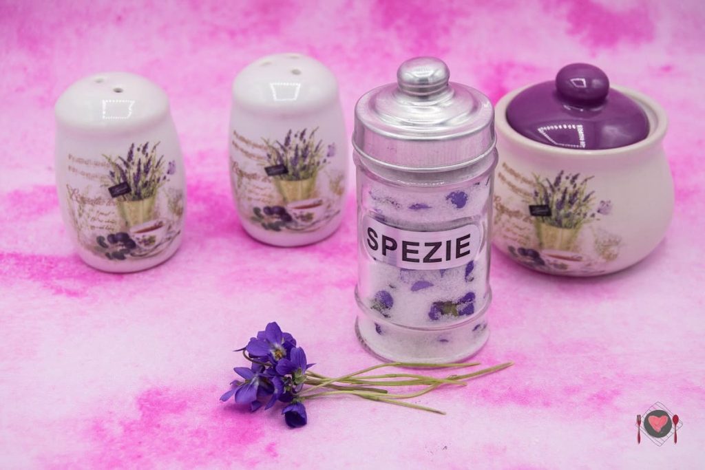 La foto raffigurante il nostro sale alle violette pronto per essere utilizzato