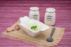 La foto raffigurante la salsa allo yogurt pronta per essere gustata