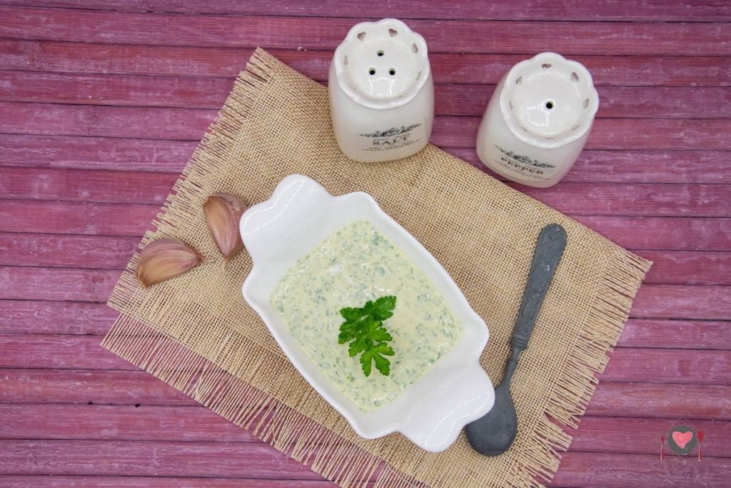 La foto raffigurante la salsa allo yogurt pronta per essere utilizzata con quello che più ti piace!