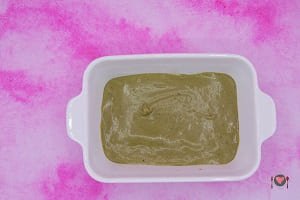La foto raffigurante la crema al pistacchio messa sui savoiardi bagnati per la preparazione del tiramisù al pistacchio