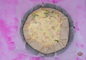 La foto raffigurante la pasta in eccesso ripiegata verso l'interno per la preparazione della Torta salata zucchine e gamberetti