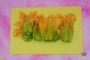 La foto raffigurante i fiori di zucca lavati per la preparazione della frittata di fiori di zucca