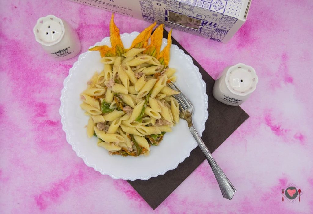 La foto raffigurante la nostra pasta con fiori di zucca e tonno pronti per essere gustati!
