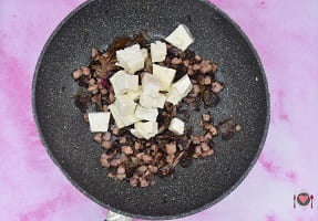 La foto raffigurante il gorgonzola tagliato a pezzi per la preparazione della Pasta radicchio e gorgonzola