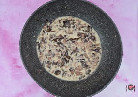 La foto raffigurante l'acqua di cottura aggiunta al gorgonzola fino a formare una crema
