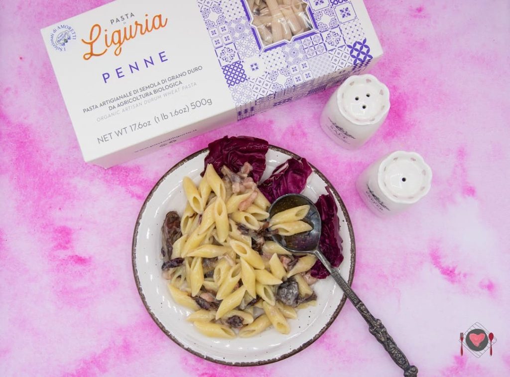 La foto raffigurante la pasta radicchio e gorgonzola pronta per essere mangiata con gusto.