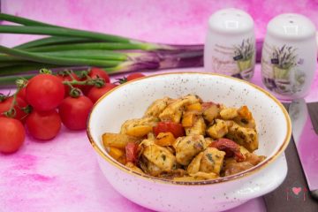 La foto raffigurante il nostro pollo con verdure pronto