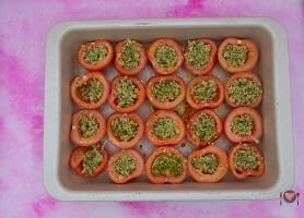 La foto raffigurante i pomodori rimpiti per la preparazione dei pomodori gratinati