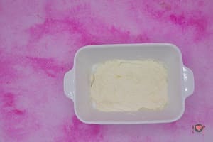 La foto raffigurante il primo strato di crema per la preparazione del tiramisù alla frutta