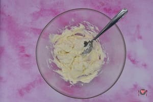 La preparazione della crema a base di mascarpone e zucchero