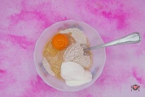 La foto raffigurante la farina, l'uovo e lo yogurt per la preparazione dei fiori di tarassaco fritti
