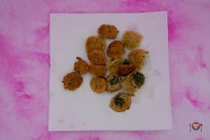 La foto raffigurante i fiori fritti di tarassaco lasciati nella carta assorbente per fare perdere l'olio in eccesso