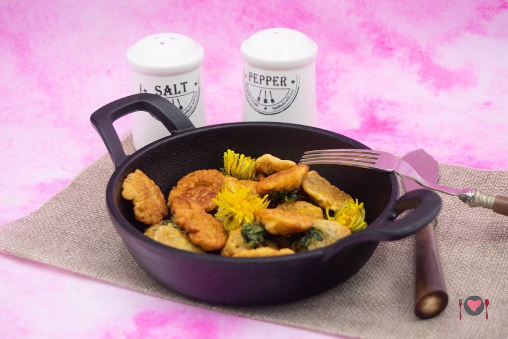 La foto raffigurante i fiori di tarassaco fritti e pronti per essere mangiati.