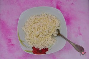 La foto raffigurante il riso cotto e condito con la salsa a base di limone e olio per la preparazione dell'insalata di riso