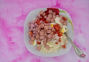 La foto raffigurante i pomodori, le uova, il prosciutto e i wurstel per la preparazione dell'insalata di riso