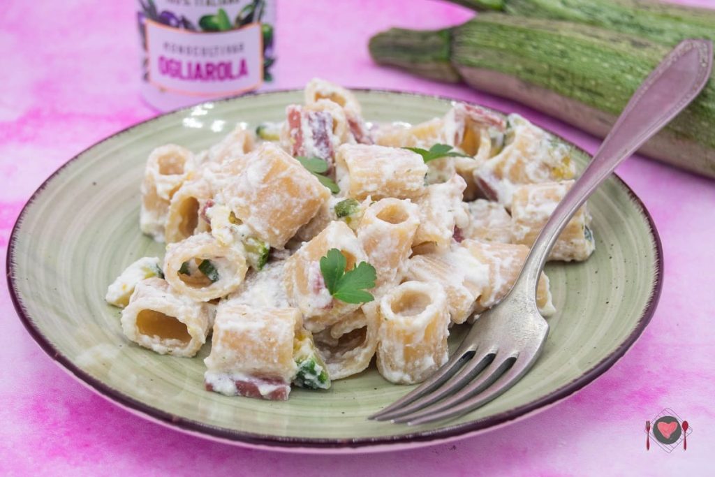 La foto raffigurante il nostro primo piatto di pasta con ricotta e zucchine pronto per essere mangiato.