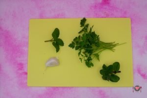 La foto raffigurante gli aromi raccolti e l'aglio per la preparazione delle zucchine trifolate