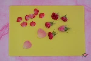 La foto raffigurante i fiori costarsi di zucchero per la preparazione dei fiori cristallizzati