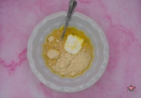La foto raffigurante il composto di uova salato dove è stata aggiunta la robiolae il formaggio grattugiato per la preparazione della frittata di fiori di zucca