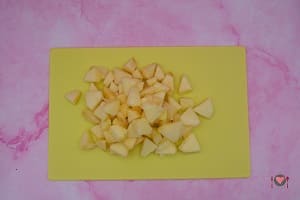 La foto raffigurante la meglia tagliata a pezzetti per la preparazione delle insalate con mela
