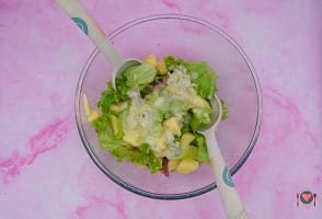 La foto raffigurante il gorgonzola sciolto e aggiunto all'insalata per la preparazione delle insalate con mela