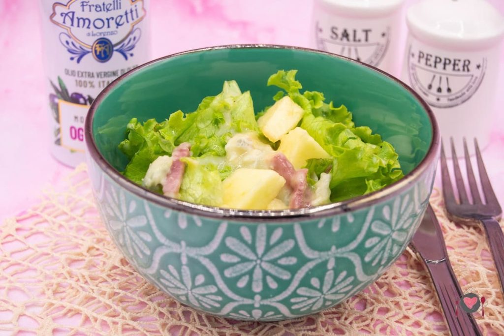 La foto raffigurante una delle insalate con mela pronte per essere mangiate. Sei pronto a leccarti i baffi?