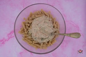 La foto raffigurante la pasta scolata con la crema di ricotta per la preparazione della Pasta fredda con ricotta e pomodorini