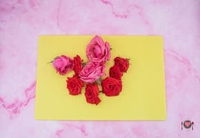 La foto raffigurante le rose raccolte e pulite per la preparazione del sale alle rose