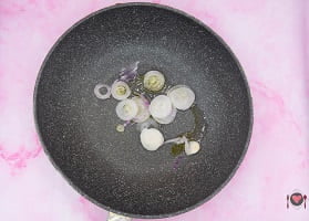 La foto raffigurante la cipolla affettata per la preparazione del Risotto alle rose e champagne