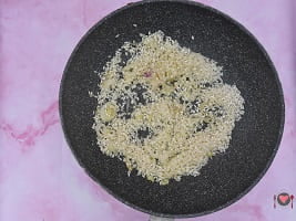La foto raffigurante la cipolla soffritta dove si va ad aggiungere il riso per farlo tostare