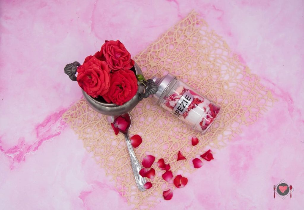 La foto raffigurante il nostro sale alle rose pronto per essere utilizzato.