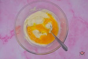 La foto raffigurante le uova con l'aggiunta del mascarpone per la preparazione del tiramisù