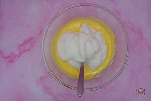 La foto raffigurante il mascarpone dove viene aggiunto lo zafferano e la panna per la preparazione del tiramisù al limone