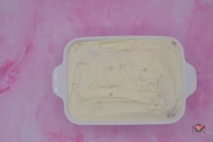 La foto raffigurante l'ultimo strato di crema per la preparazione del tiramisù al limoncello