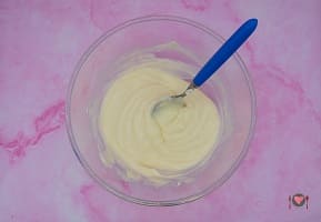 La foto raffigurante il mascarpone e lo zucchero mescolati molto bene per formare la crema al mascarpone per la preparazione del tiramisù alle ciliegie