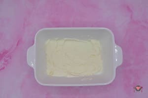La foto raffigurante il primo strato di crema per la preparazione del tiramisù al limoncello