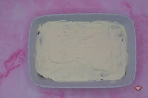 La foto raffigurante uno strato di crema per la preparazione del tiramisù alle ciliegie