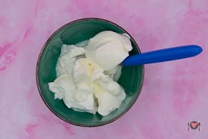 La foto raffigurante il Philadelphia e lo yogurt messi in una ciotola per la preparazione della Cheesecake al bicchiere